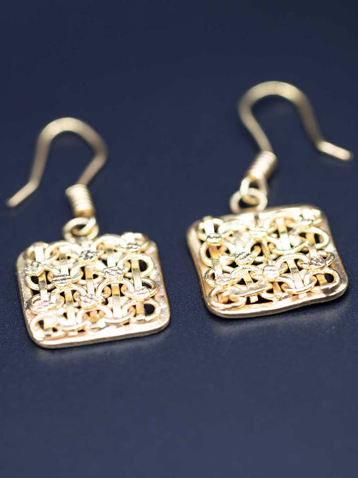 Orecchini pendenti in oro Wolof - Versione quadrata per la vendita all'ingrosso da parte di Fulaba