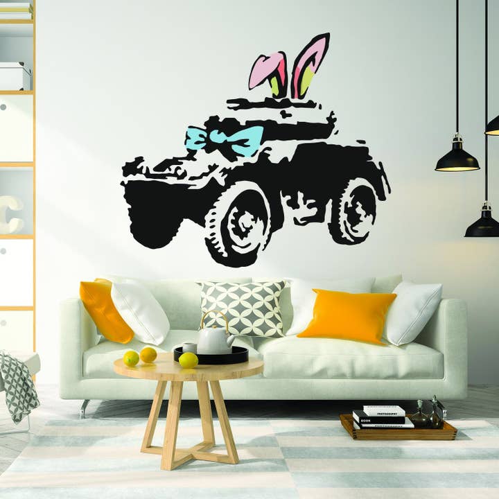 Autocollant mural "Armoured Car" de Banksy - Graffiti de rue, autocollant vinyle stylé pour la vente par Decords