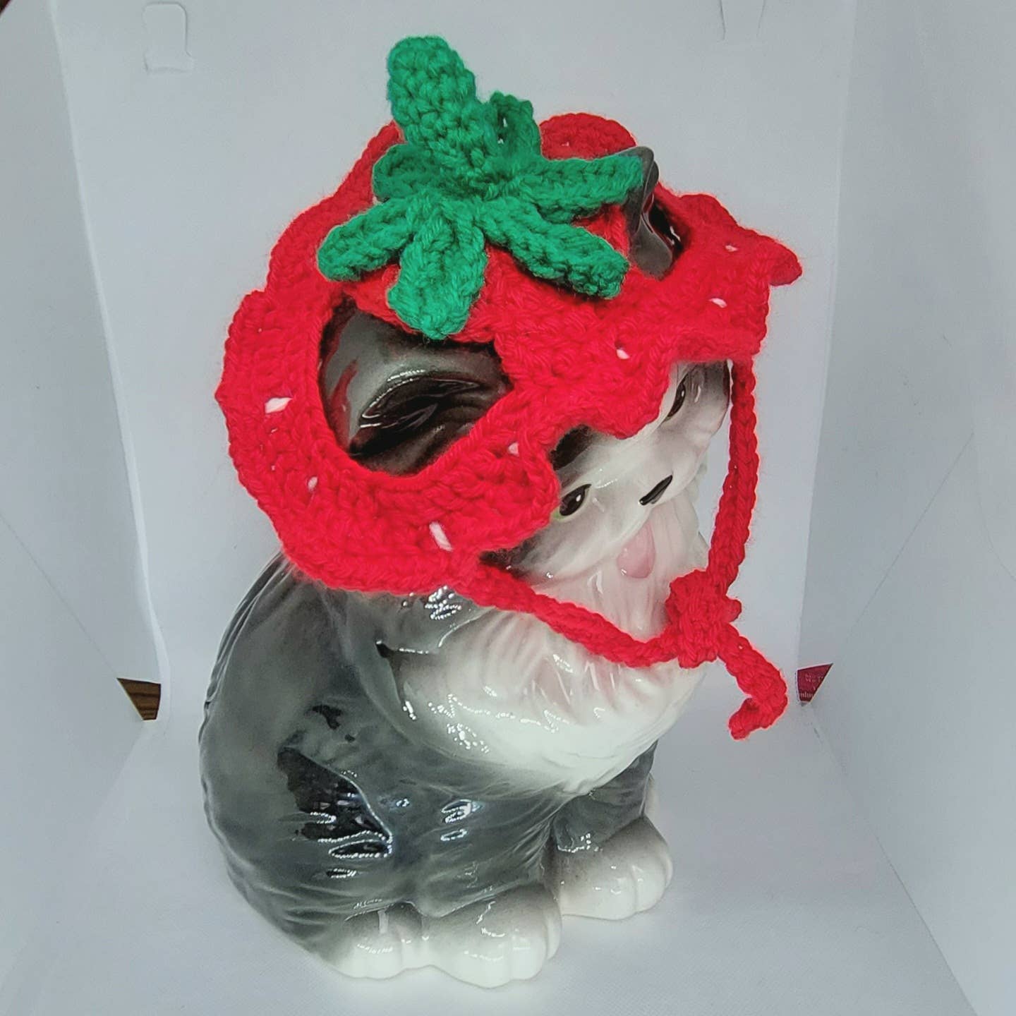 Glitter Ghost Clothing and Accessories – Engroshandel Hundehat - Hund – Hæklet Jordbærhue - Kattehjelm - Pet Hat1