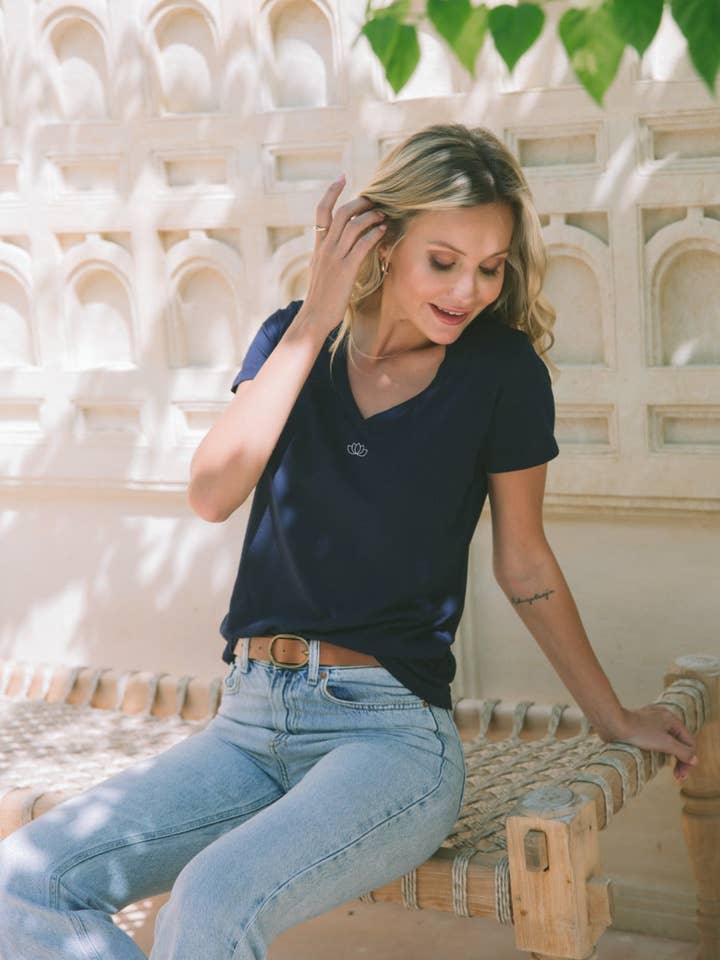 Camiseta Signature Lotus V para venta al por mayor de Om & Ah