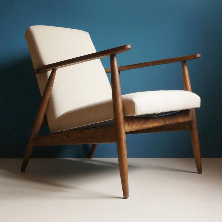 Poltrona vintage stile anni '60 con rivestimento in lino beige e dettagli in ottone per la vendita all'ingrosso da parte di Workshop of Forms