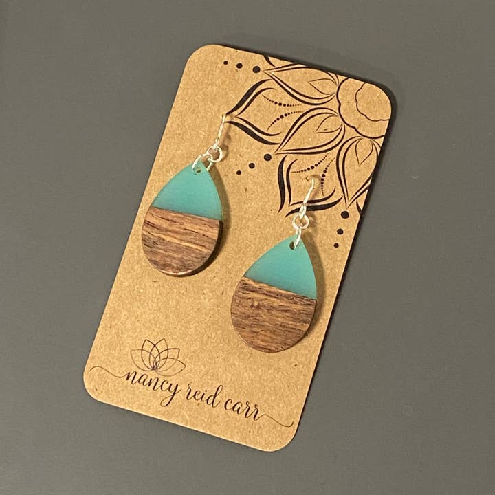 Nancy Reid Carr – Engroshandel Hængeøreringe og creoløreringe – Moderne Boho turkise dråber, træ og harpiks dingleøreringe10