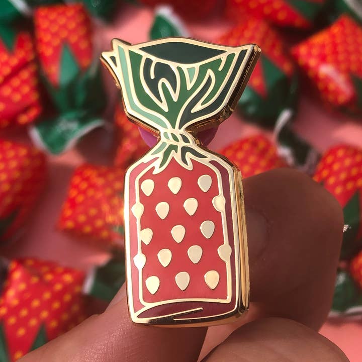 Emaille pin met aardbeiensnoepjes voor wholesale door Painting With James