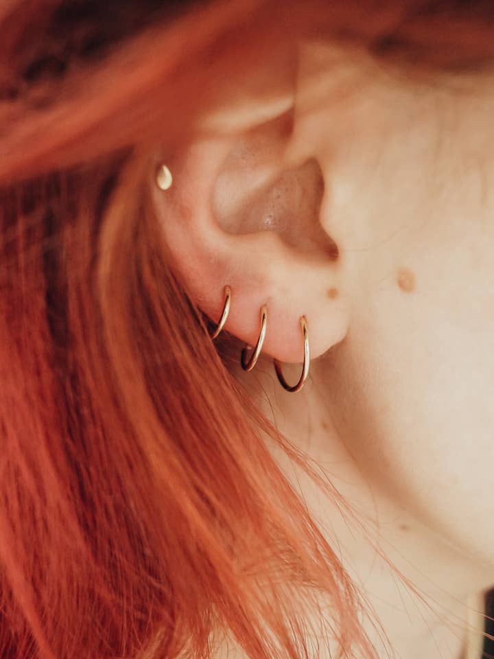 Huggie Hoop, OR 14K MASSIF pour la vente par Hannah Naomi