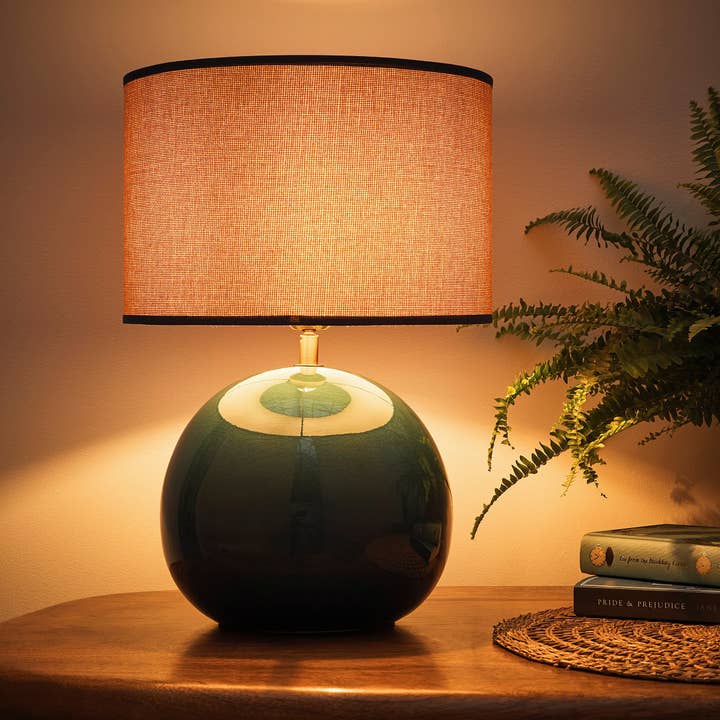 K LIVING – wholesale Accent/desk lamp – Ceramic Glazed Table lamps with Textured Weave Lampshades in Red, Green or Blue options3