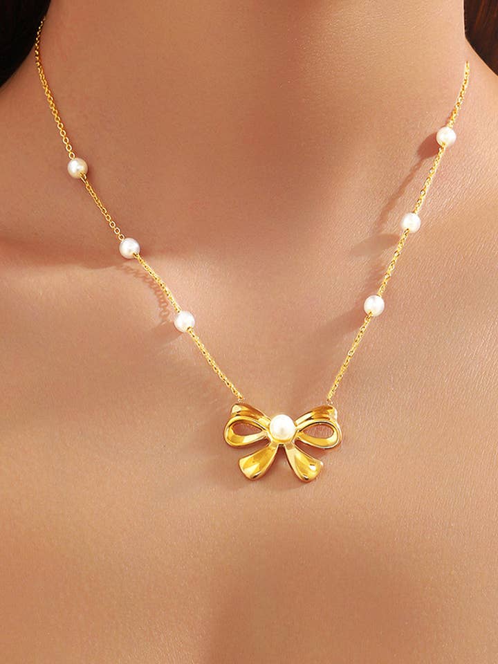 Collier Pendentif Nœud Papillon Plaqué Décor Perle Dorée pour la vente par Threaded Pear