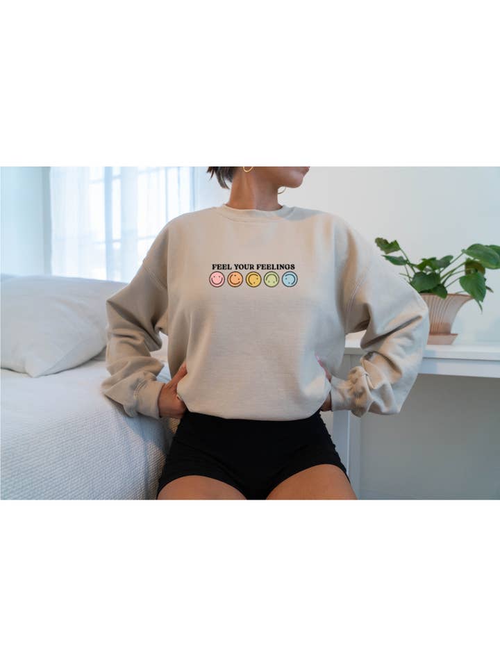 Siente tus sentimientos. Cuello redondo coloreado para venta al por mayor de MiaIsabellas.co