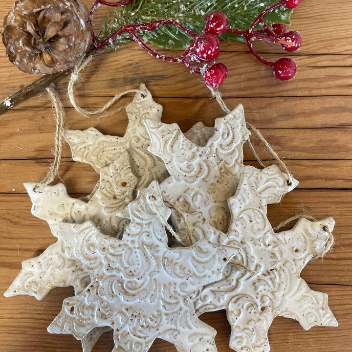 Stonehouse Pottery – Ornamento por atacado – Ornamento de floco de neve em renda branca fosca