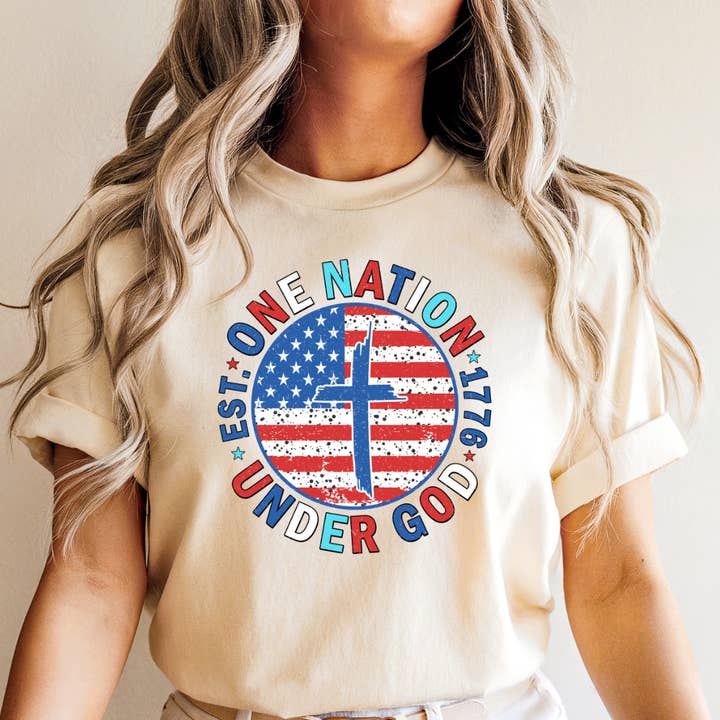 T-shirt graphique 4 juillet Une nation sous Dieu pour la vente par Happy Mail Wholesale