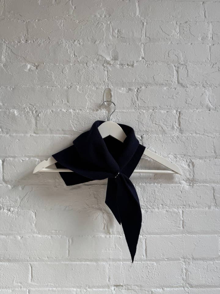 Wollen bandana sjaal - marineblauw voor wholesale door Devlyn van Loon