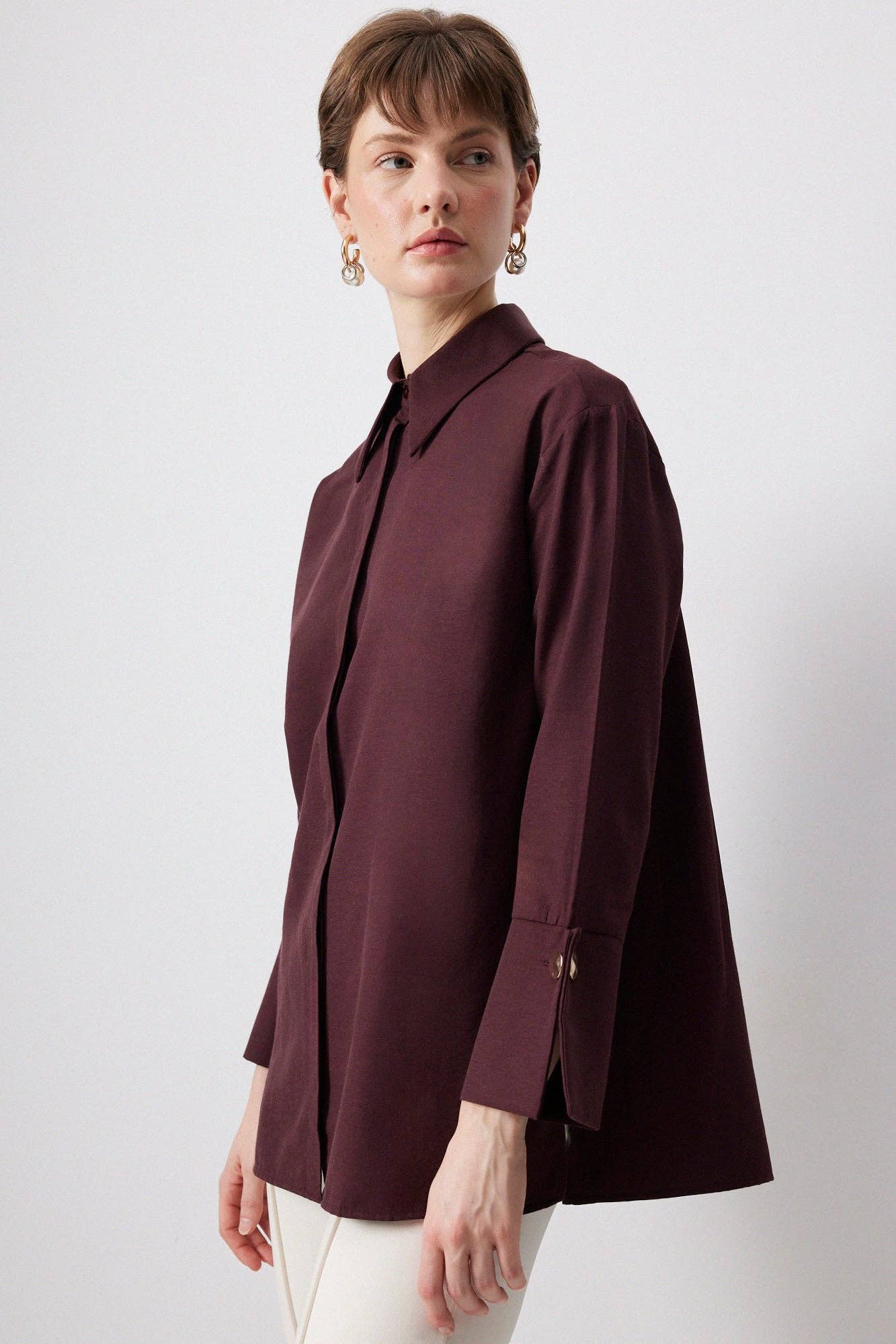 Bordo CAMICIA IN POPELINE CON POLSINI AMPI in vendita all'ingrosso su Faire1