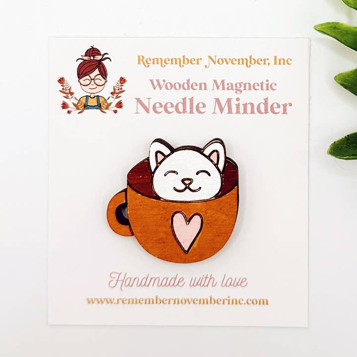 Remember November, Inc - Vente Accessoire de tricot/crochet - Cat Teacup Needle Minder, porte-aiguille magnétique en bois0
