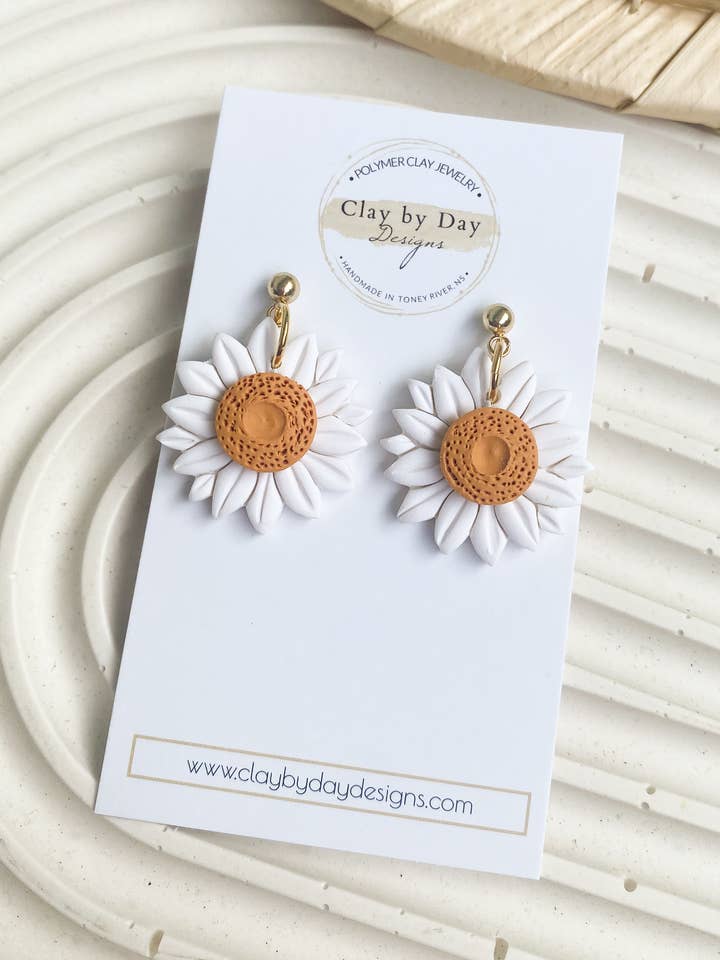 Boucle d'oreille Daisy Argile polymère pour la vente par Clay by Day Designs