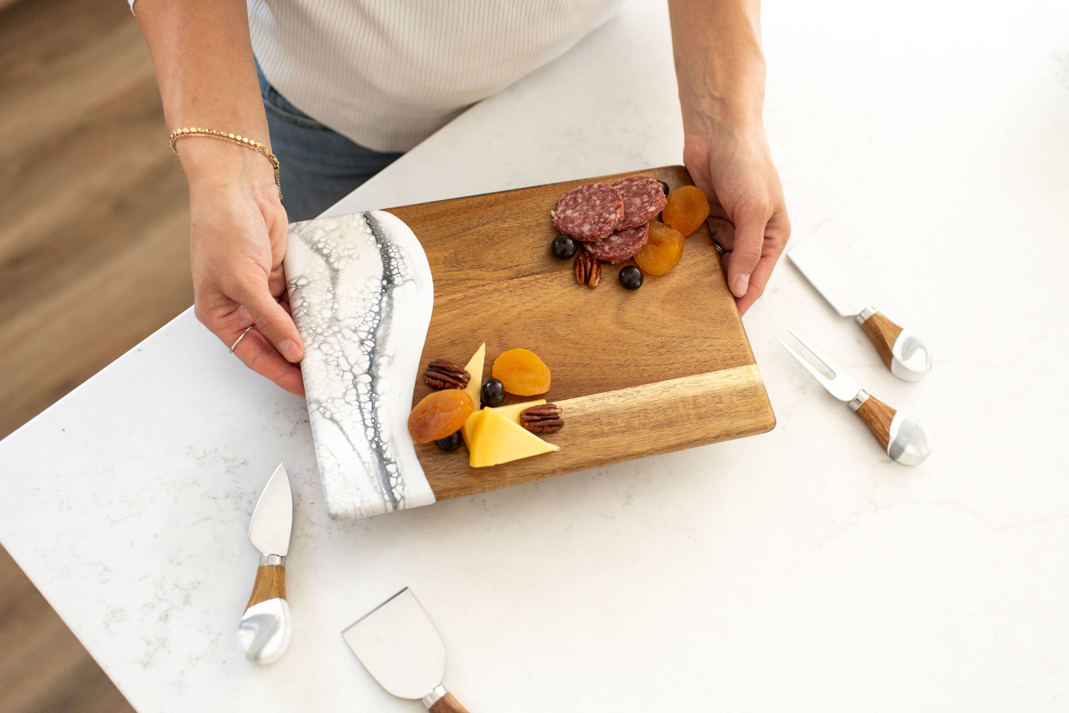 Lynn & Liana Designs - Vendita all'ingrosso Taglieri per formaggio - Tagliere per formaggi e salumi in legno di acacia con resina - No dazi!1