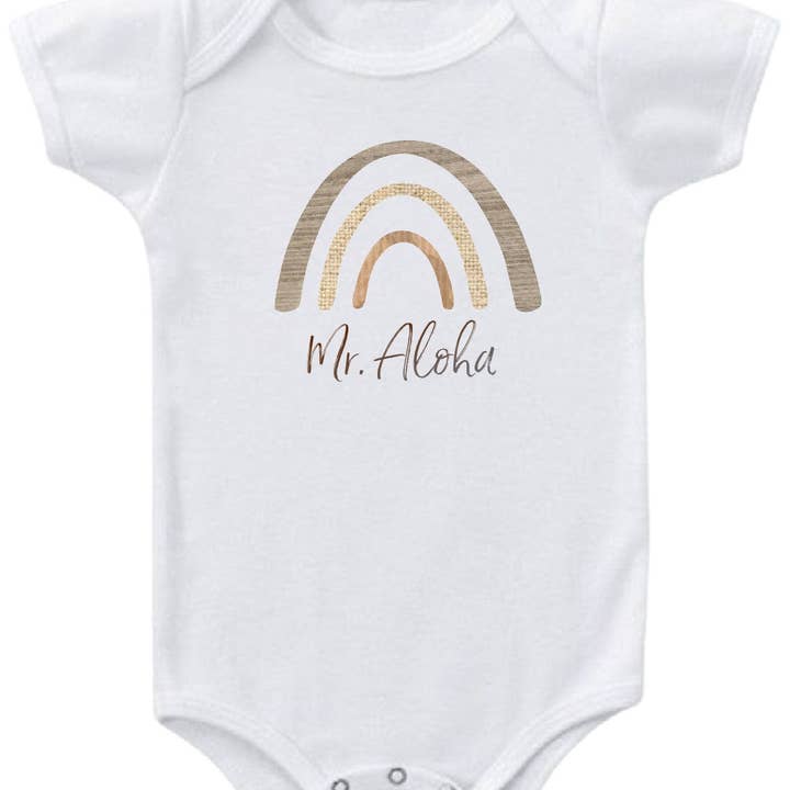 Mr. Aloha Anuenue Onesie for engroshandel hos Honolulu Hippie LLC