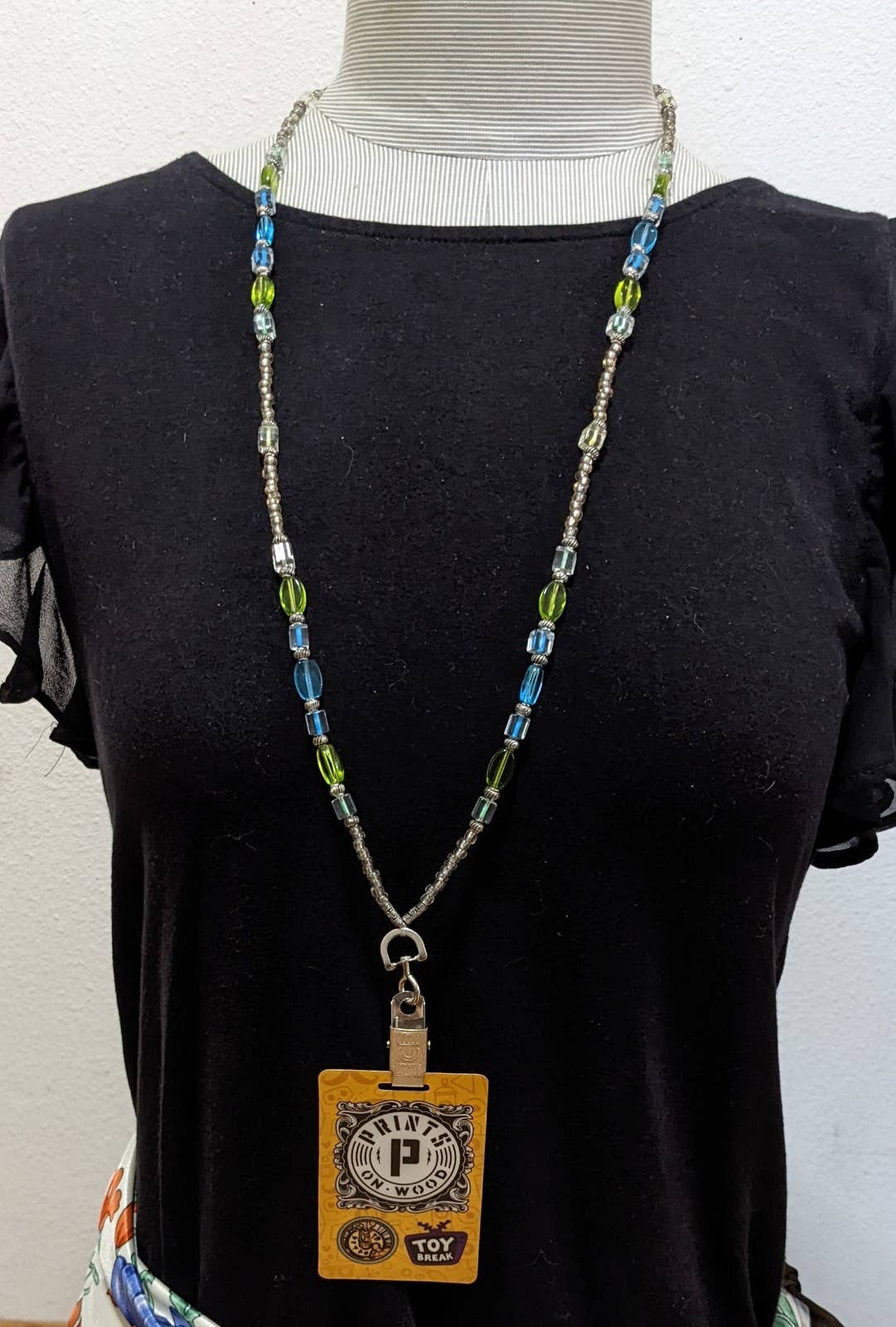 Fiona Accessories – Großhandel Schlüsselband – Damen – Perlenbesetzter Ausweishalter für Schlüssel, Ausweis1