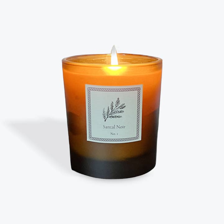Bougie Santal Noir n° 1 pour la vente par Jack’s Daughters