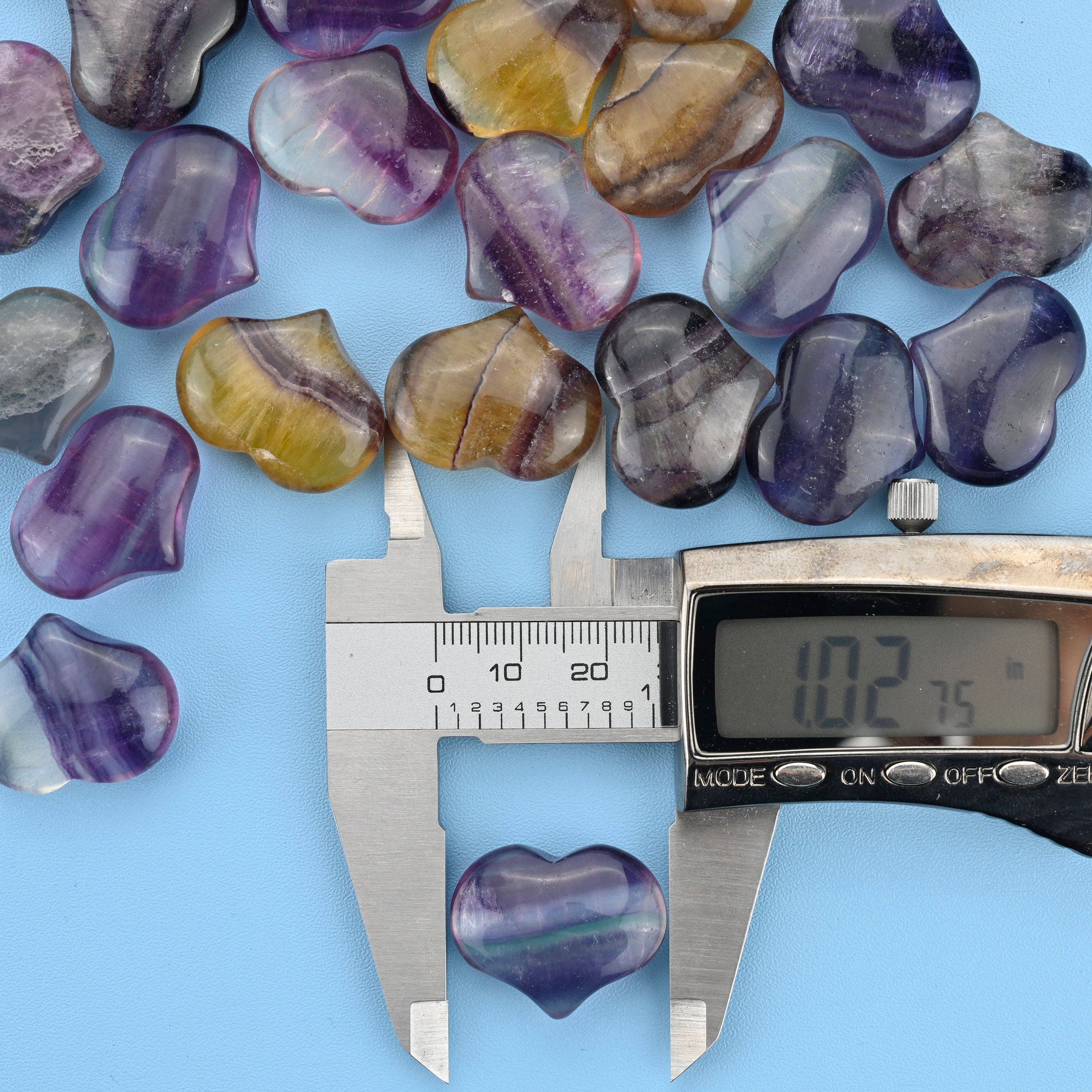 ilovebeadsusa - Vente Pierre et cristal de spiritualité - Pierre précieuse en forme de cœur gonflé sculptée en fluorite naturelle de 25 x 20 mm5