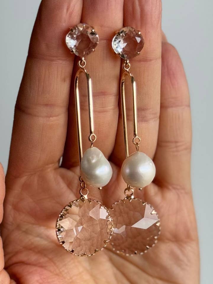 Boucles d'oreilles rondes facettées en perles, diamants + cristaux | Plaqué or pour la vente par WILYMI Jewelry Co