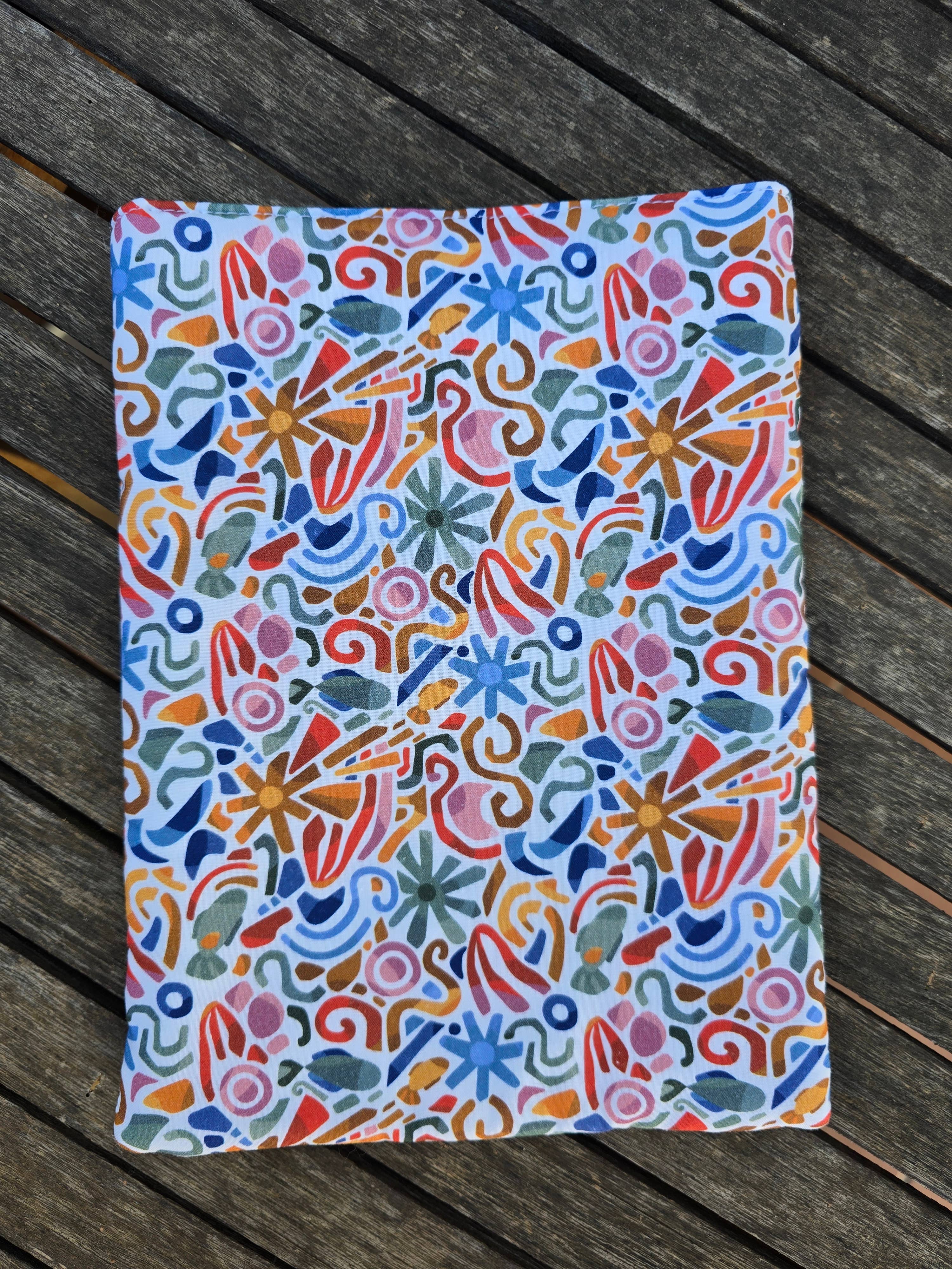 laubelgo - Wholesale Book Cover - Padded book cover with colorful shapes, white background0