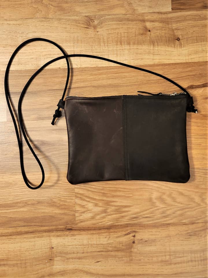 Bolso con cremallera de cuero bicolor Andi, marrón y negro para venta al por mayor de Shift Clothier, Inc.