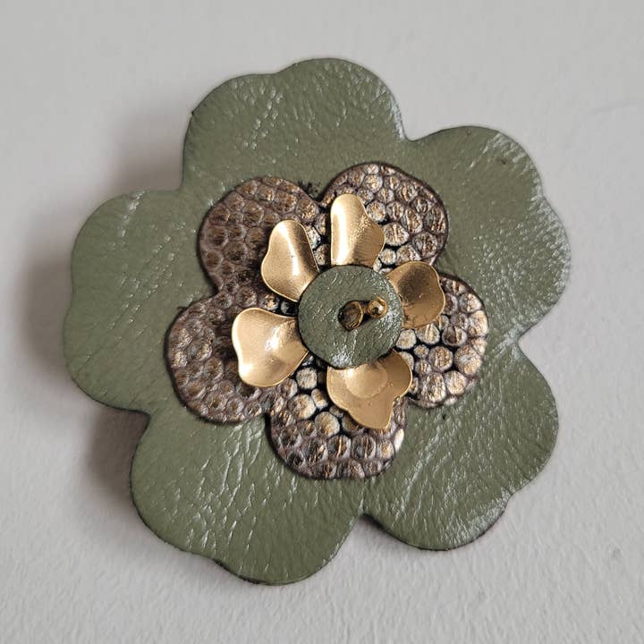 Broche de flor de cerejeira cáqui em couro reciclado por atacado de Onëhj