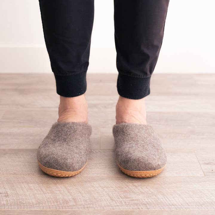 Fuzzy cove - Wholesale Pantoffels - Heren - Earth Brown | Pantoffels van biologische merinowol voor heren1