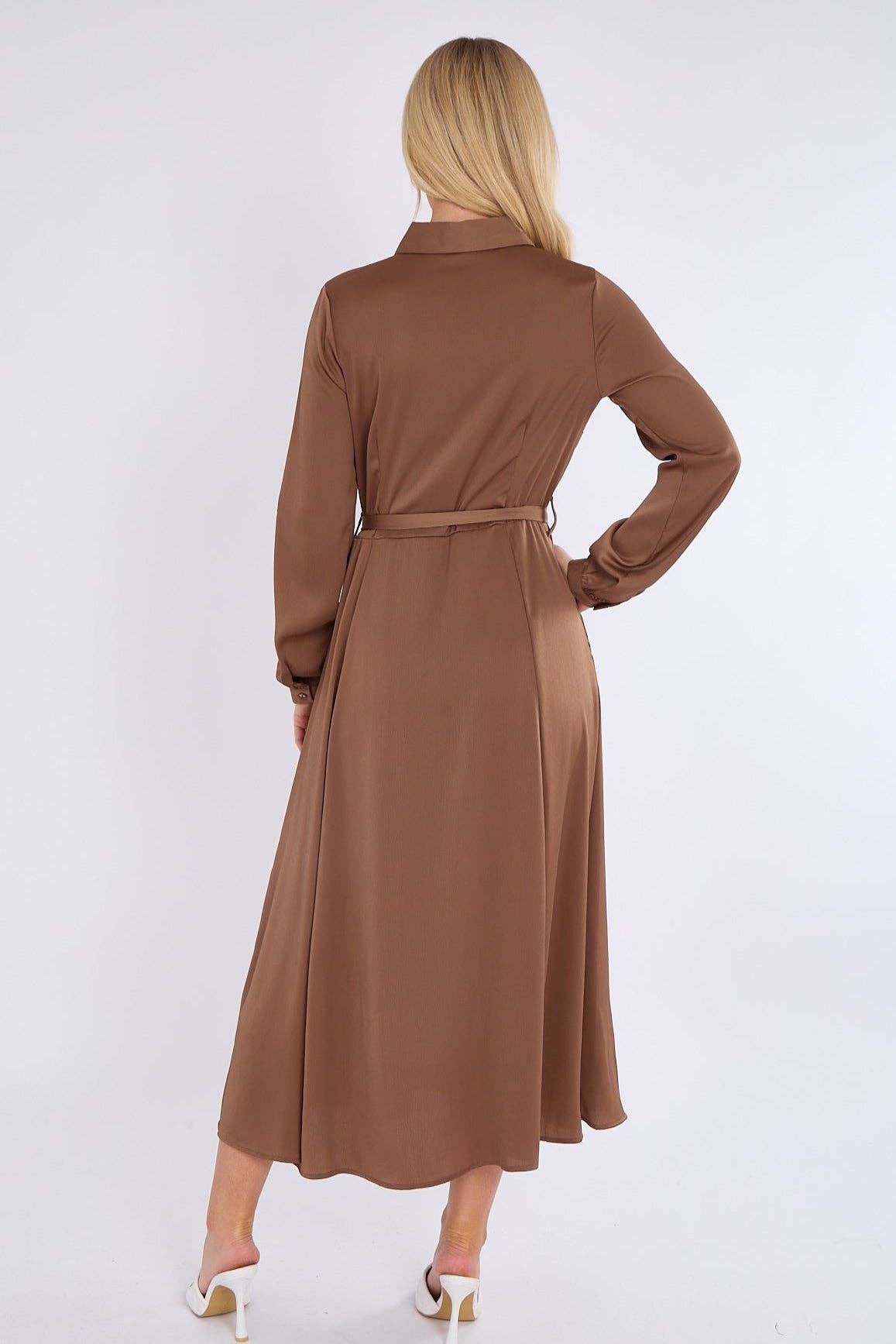 marrone Abito camicia maxi a strati in raso a maniche lunghe color moka in vendita all'ingrosso su Faire5