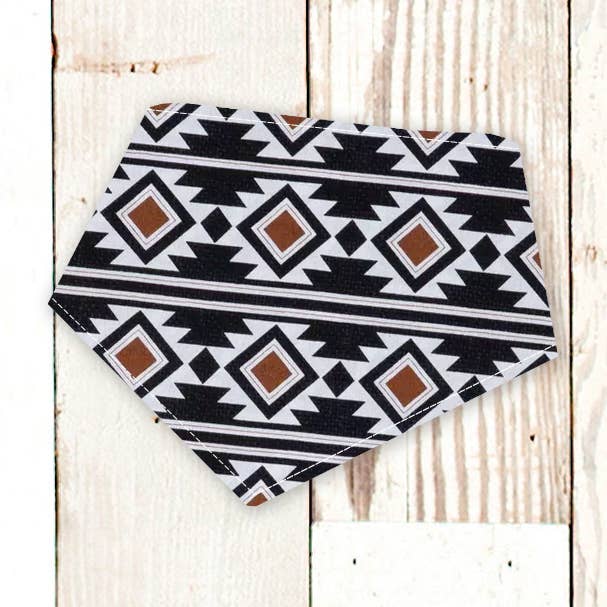 Bandana aztèque pour chien noir et blanc (à clipser, 3 tailles réglables) pour la vente par BibbyBubby
