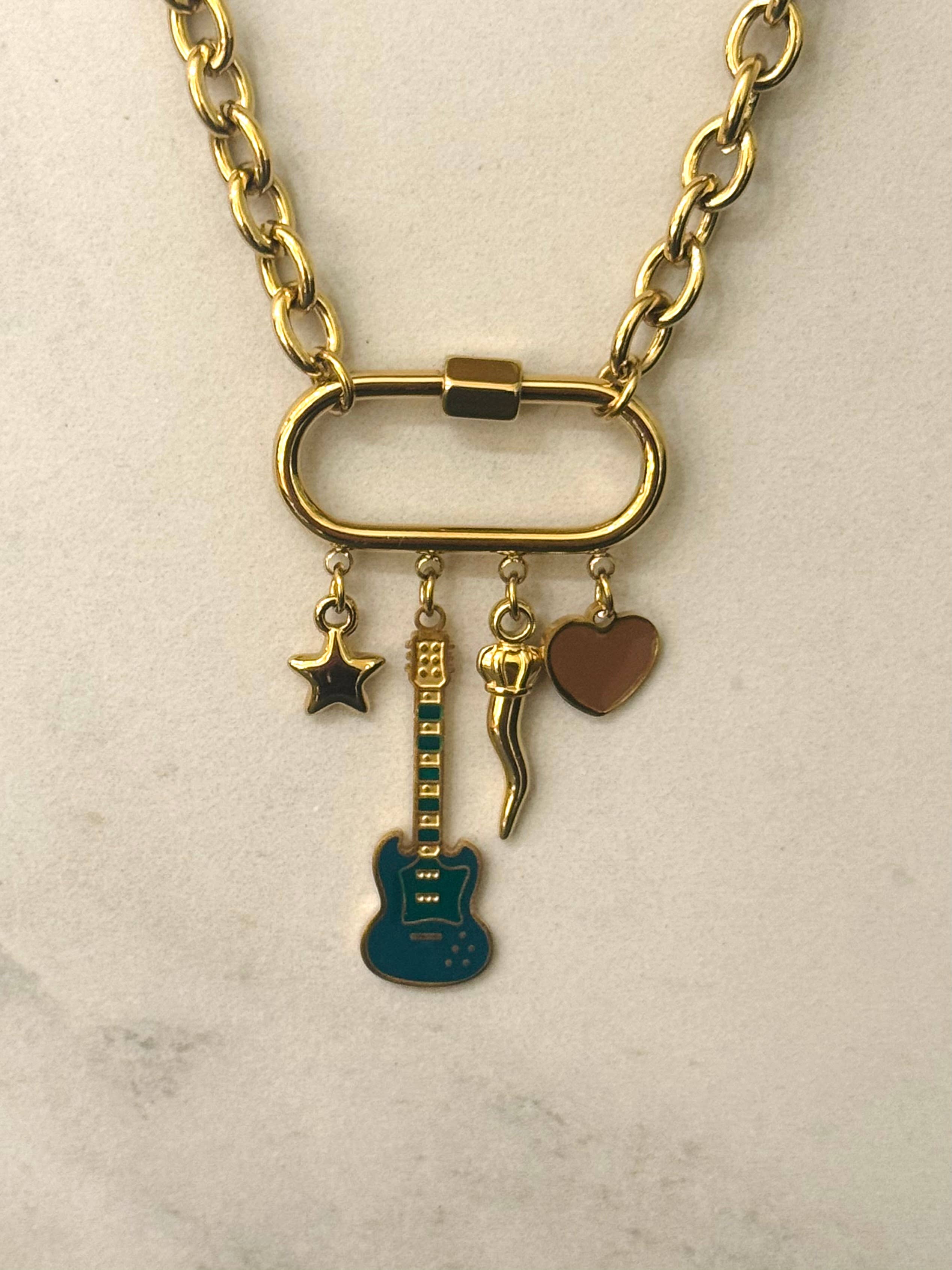 Cassette Barcelona – wholesale Hänge-/berlockhalsband – Söt hämnd kedjehalsband med gitarrberlock1