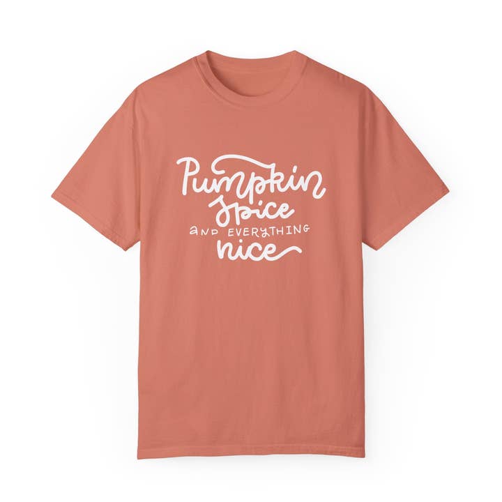 Camiseta de Calabaza Especiada y Todo lo Bonito para venta al por mayor de Smriti Designs Gift Shop