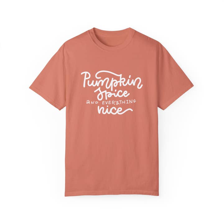 Pumpkin Spice och Allt Trevligt T-shirt för wholesale av Smriti Designs Gift Shop