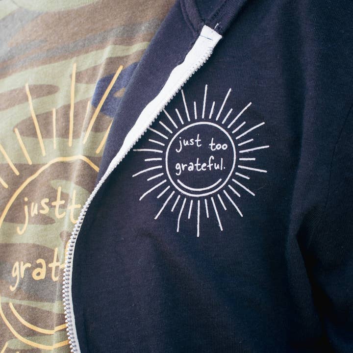 Fermeture éclair noire écologique Just Too Grateful pour la vente par Refresh Collective