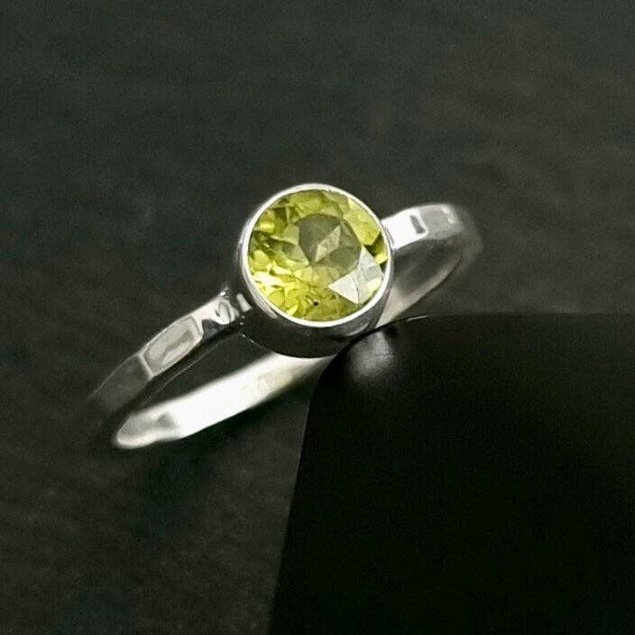 Mistry Gems - Vendita all'ingrosso Anello midi/a fascia - Anello Delicato con Peridoto Rotondo Sfaccettato da 6mm | Argento 925 Martellato2