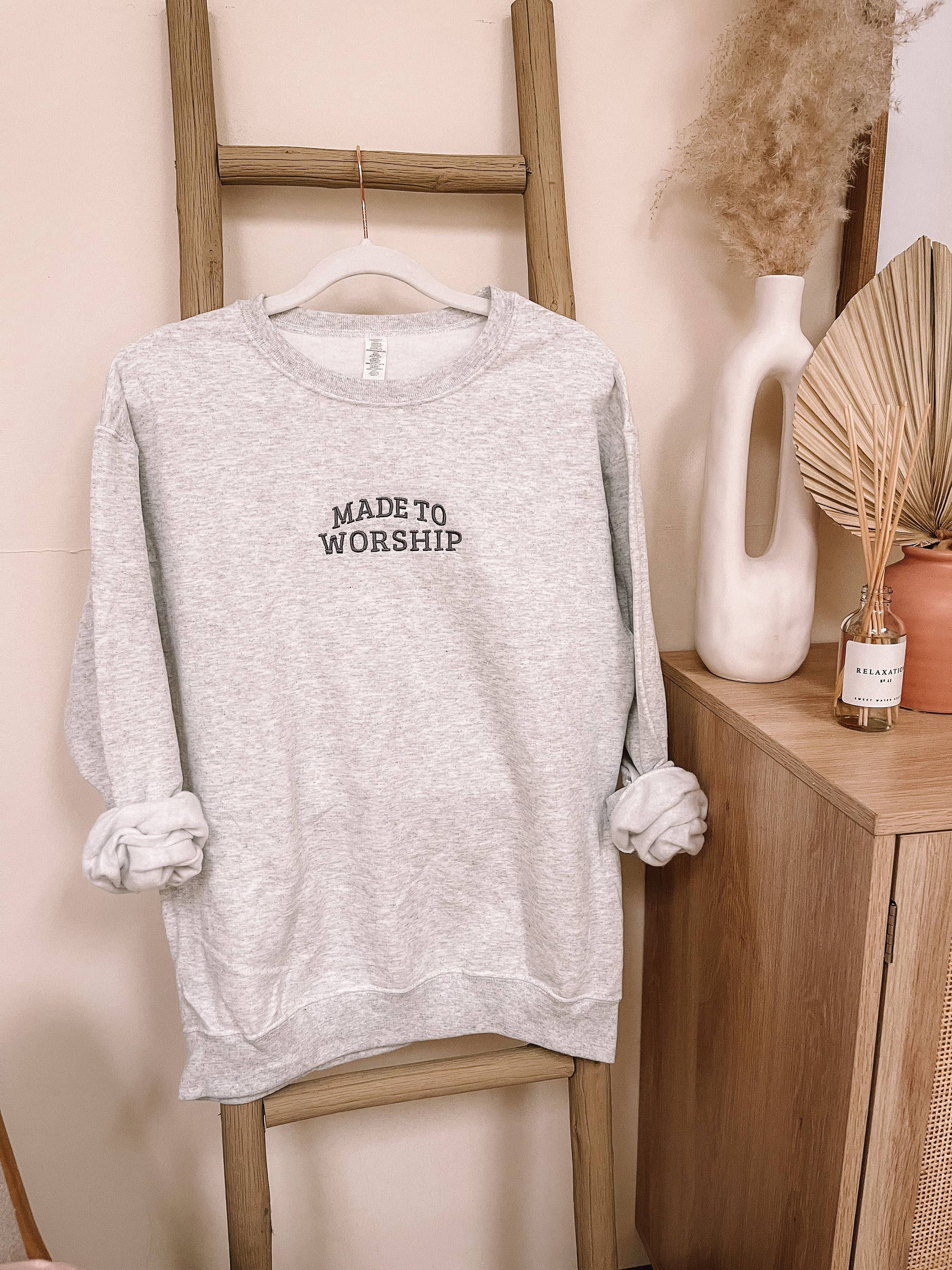 Honey Soul LLC – Großhandel Sweatshirt mit Grafikdruck – Unisex – Minimalistisches Made To Worship Sweatshirt mit Stickerei3