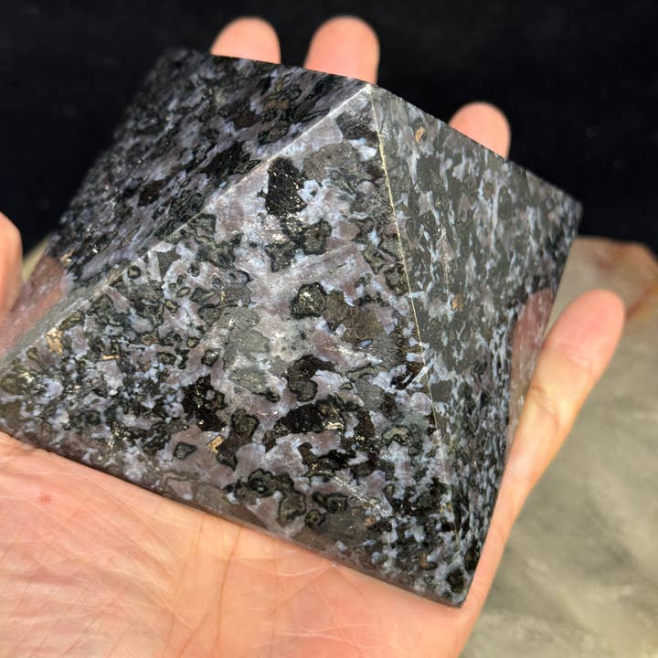 The 7 Directions – Großhandel Spiritueller Stein/Kristall – Indigo-Gabbro-Pyramiden-Energiezentrum F16D