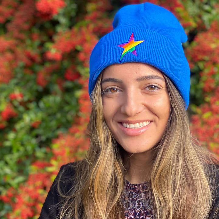 Ljusblå mössa med broderad stjärna för wholesale av Percy and Nell Retail Limited