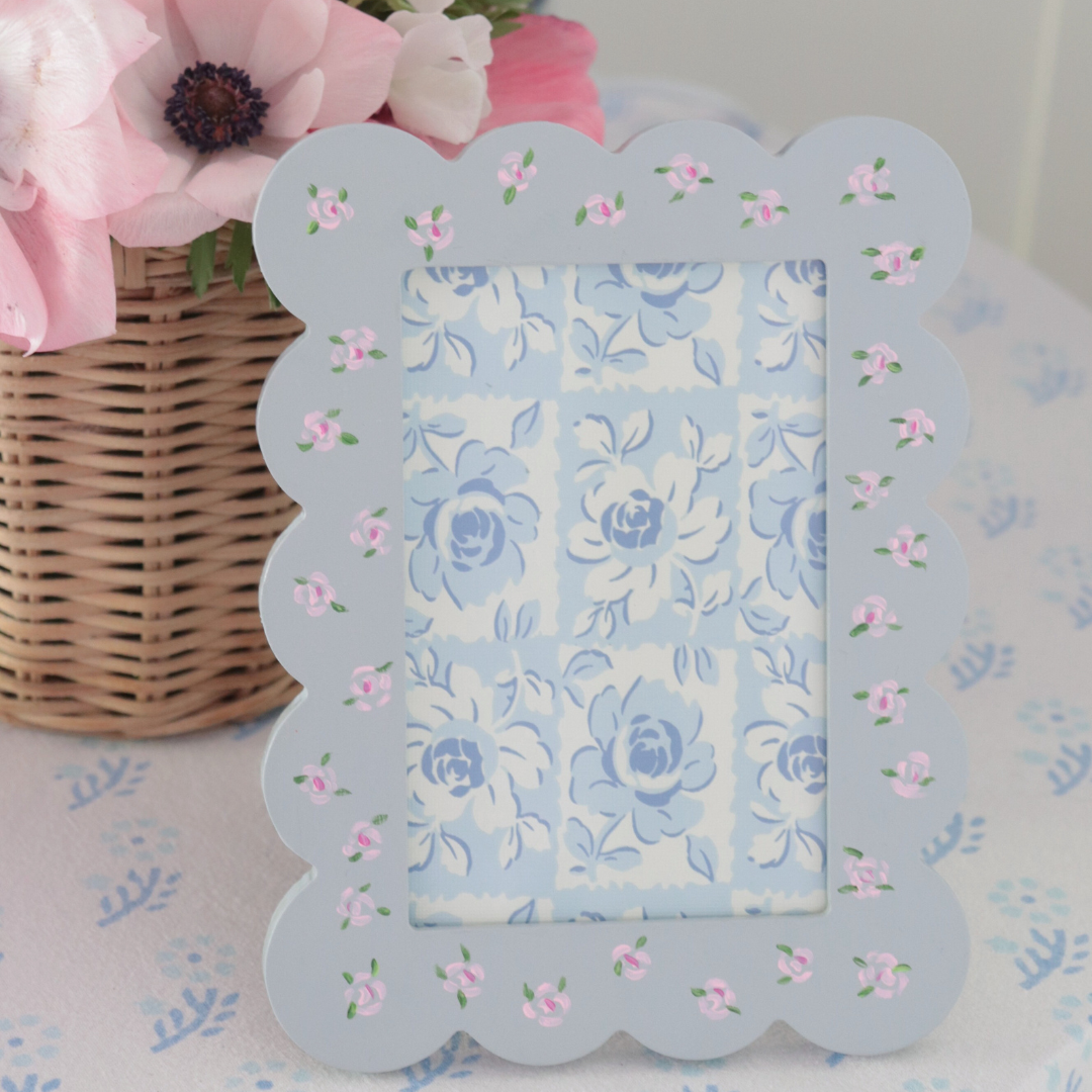 Pretty Homestyle - Wholesale Picture Frame - Hand-painted Scalloped Frame1