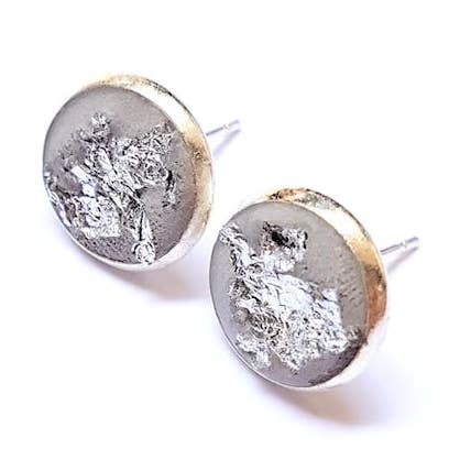 Clous d’oreilles en acier inoxydable argent - béton 10 mm avec feuille de cuivre pour la vente par Happy Crowns