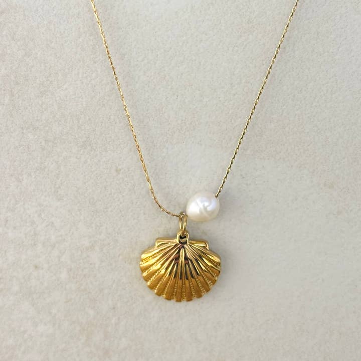 Cassette Barcelona - Wholesale Pendant/Charm Necklace - Seashell Summer Necklace w Pearl Detail