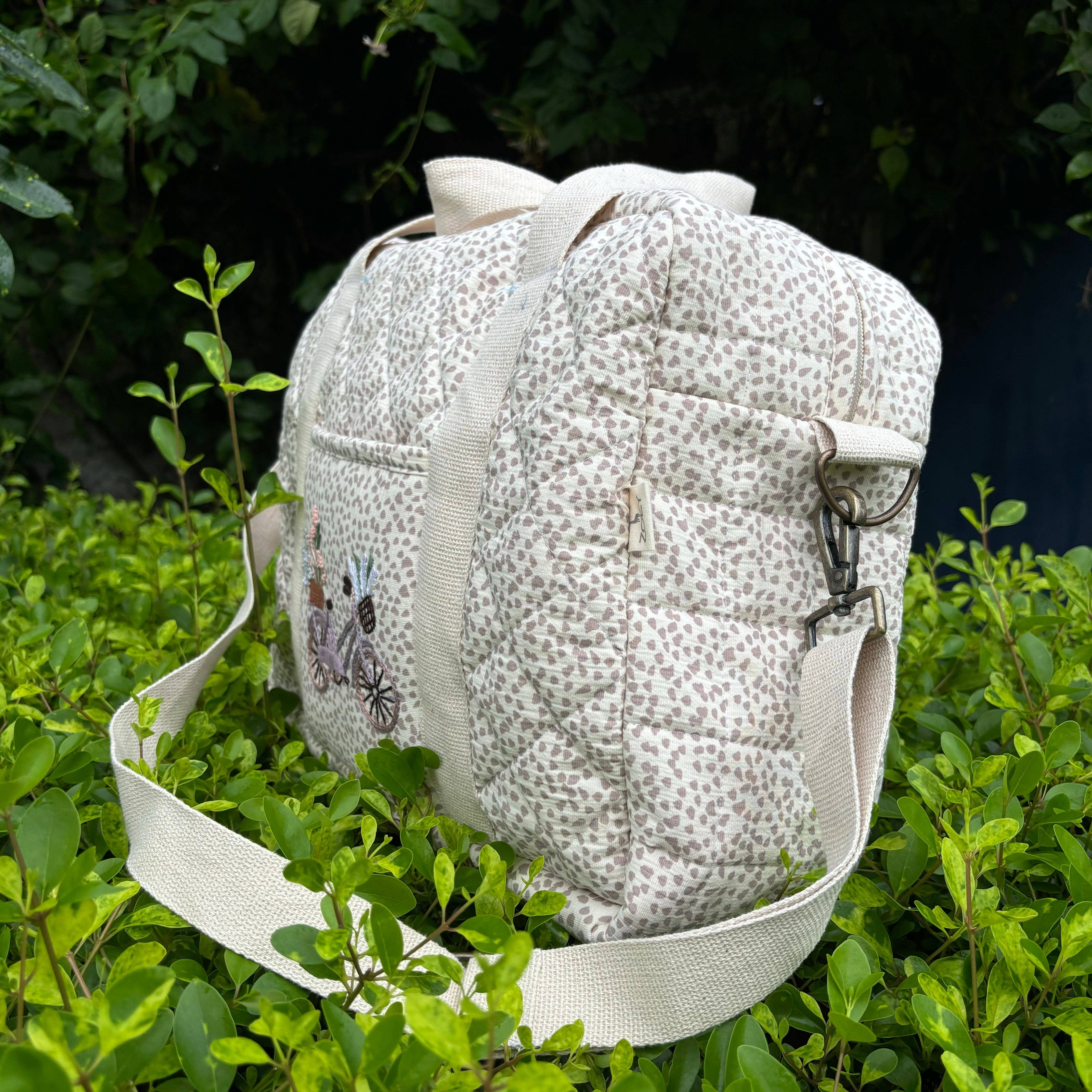 Zoey Inc. - Wholesale Luierrugzak/tas - Baby - Handgeborduurde Happy Trails Luiertas2