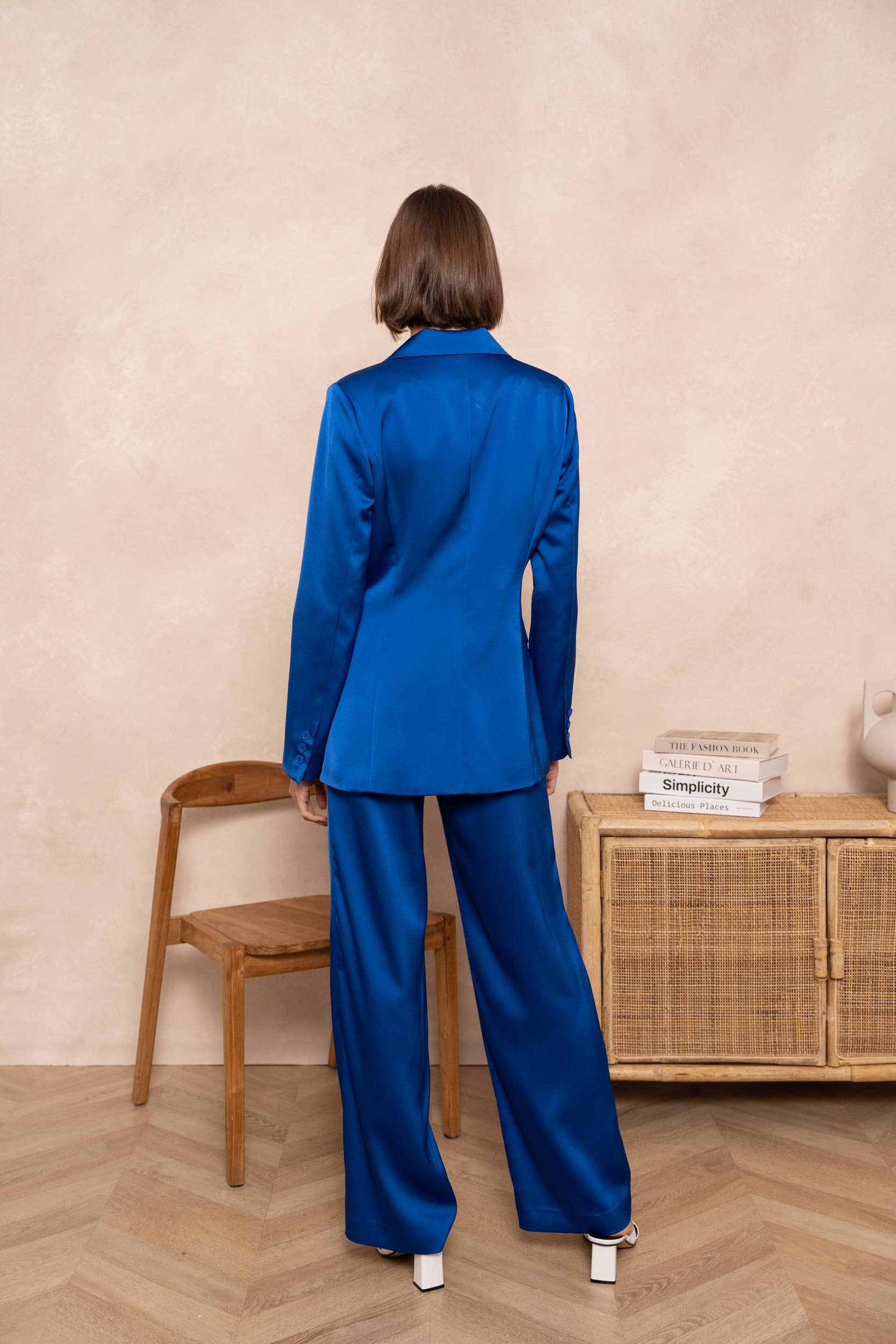 Attentif Paris – wholesale Kostymjacka – Dam – Smal skräddarsydd satinjacka med enfärgade knappar32