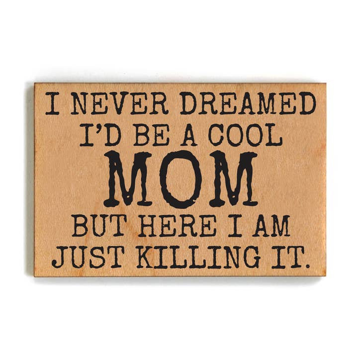 Magnet « Je n'ai jamais rêvé que je serais une maman cool » - Aimants en bois pour la vente par Driftless Studios