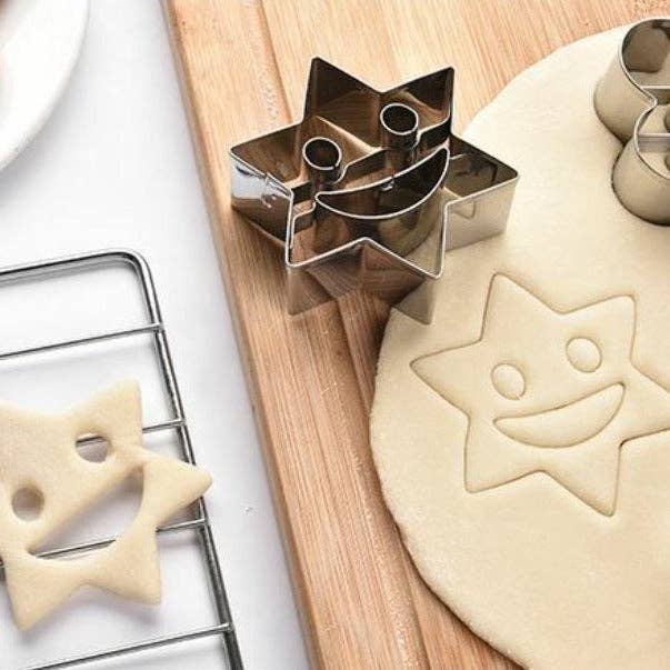 Mum Made Yum - Venta al por mayor Cortapastas - Cortadores para sándwiches y galletas, Smile Face, 4 piezas, acero inoxidable