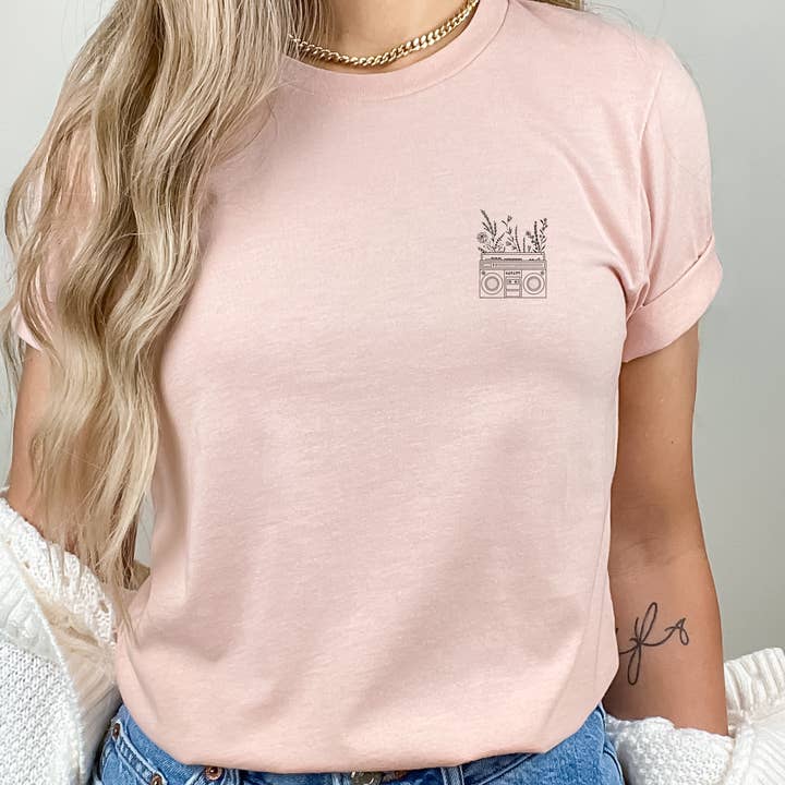 Vintage Boom Box og Blooms Unisex, Bella+lærred grafisk tee for engroshandel hos Snow Cactus Station