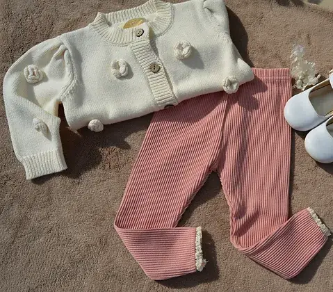 Annie & Charles – wholesale Modeleggings – Barn – Annie & Charles® ekologiska babyleggings med volang och ribbad struktur5