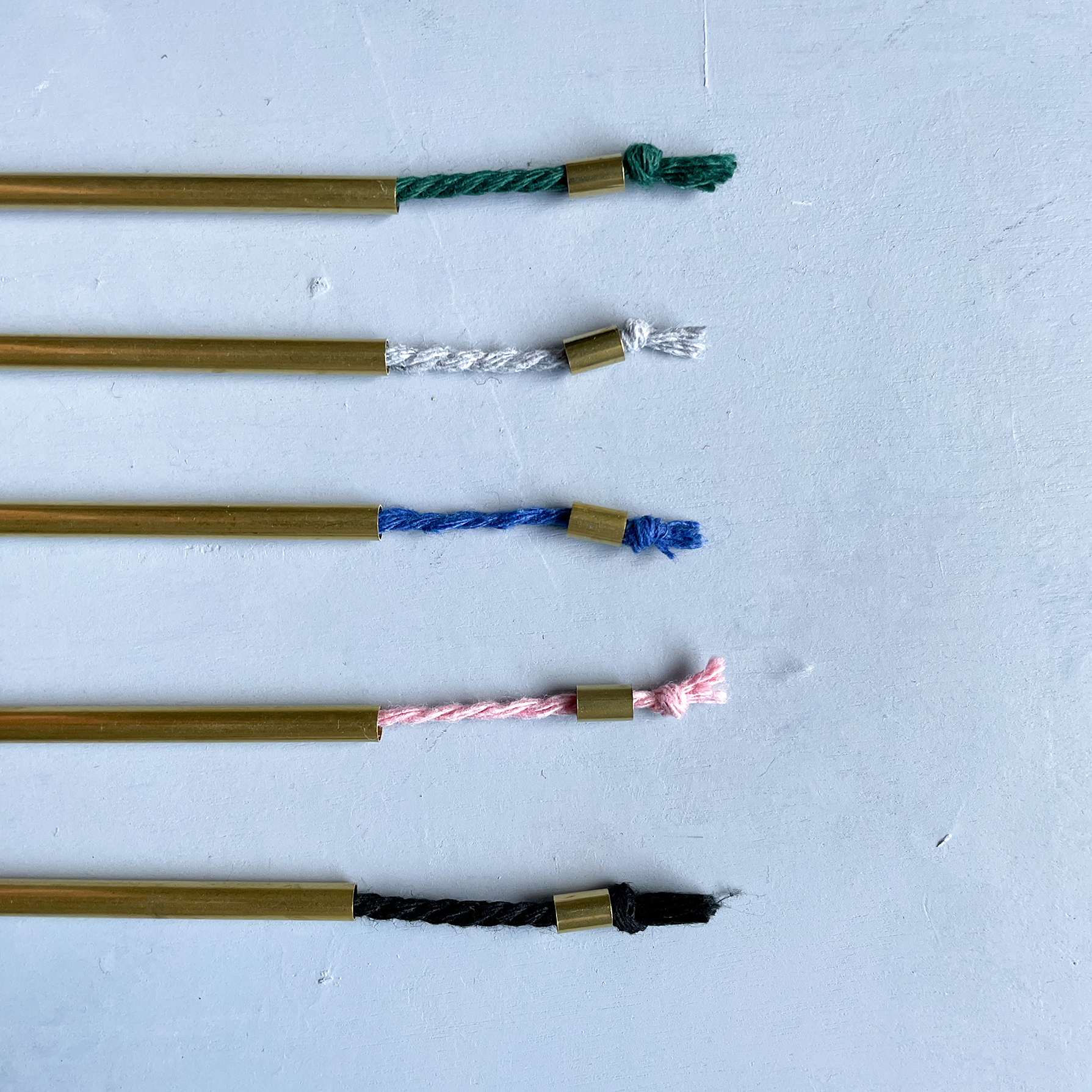 Studio 336 – wholesale Banderoll – Fjädrande mässing och sträng hängande banderoll4