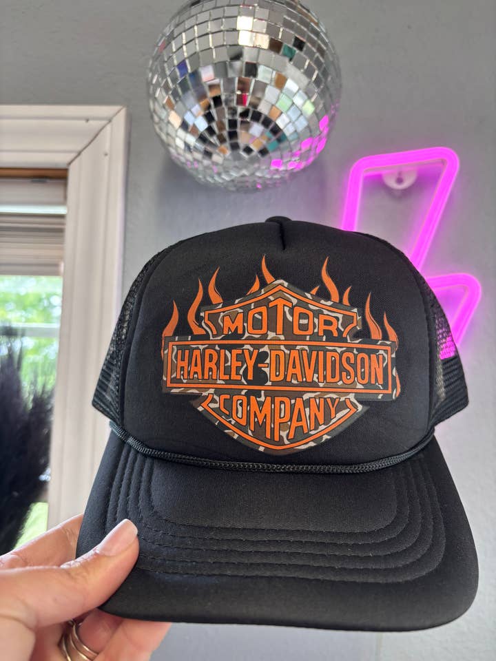 CAMO HD VLAM TRUCKER voor wholesale door Sugar & Velvet Collective Wholesale