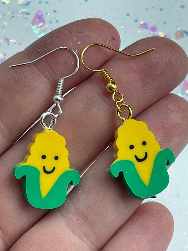 Mini orecchini Happy Corn! Hai bisogno di un paio di orecchie? Festival del mais, divertimento autunnale o semplicemente un felice paio di gioielli. per la vendita all'ingrosso da parte di R59Creates