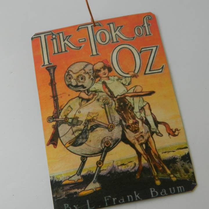 Couvercle de livre vintage du sorcier d'Oz Ornement Tic-Tok of Oz pour la vente par Sarah Wood Studio